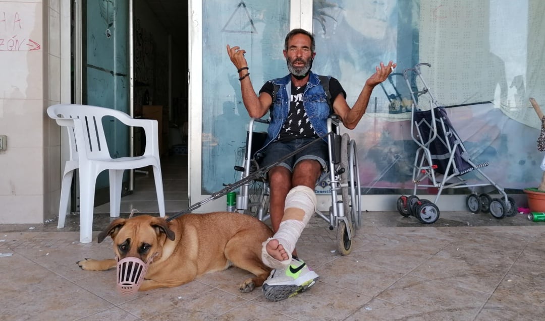 Enrique ha permanecido en el Centro Comercial Los Tarajales (Arona, Tenerife) desde hace varios años. Va en silla de ruedas y no sabe a dónde ir después del desalojo