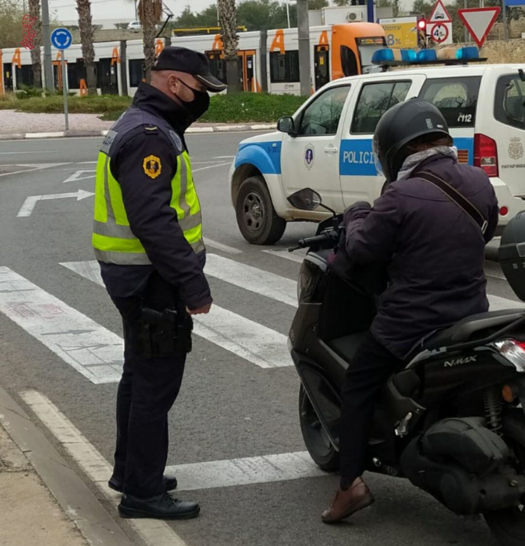 Inspección de la Policía Autonómica en la vigilancia del cierre perimetral de las ciudades de más de 50.000 habitantes