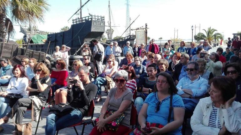 El público asistente al programa especial de Hoy por Hoy con Gemma Nierga desde el Muelle de las Carabelas, en Palos de la Frontera (Huelva).