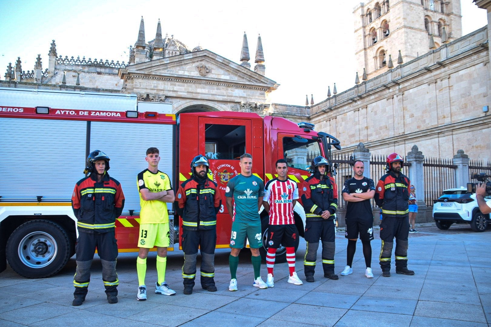 Miembros del cuerpo de Bomberos de Zamora junto a los juadores del equipo rojiblanco