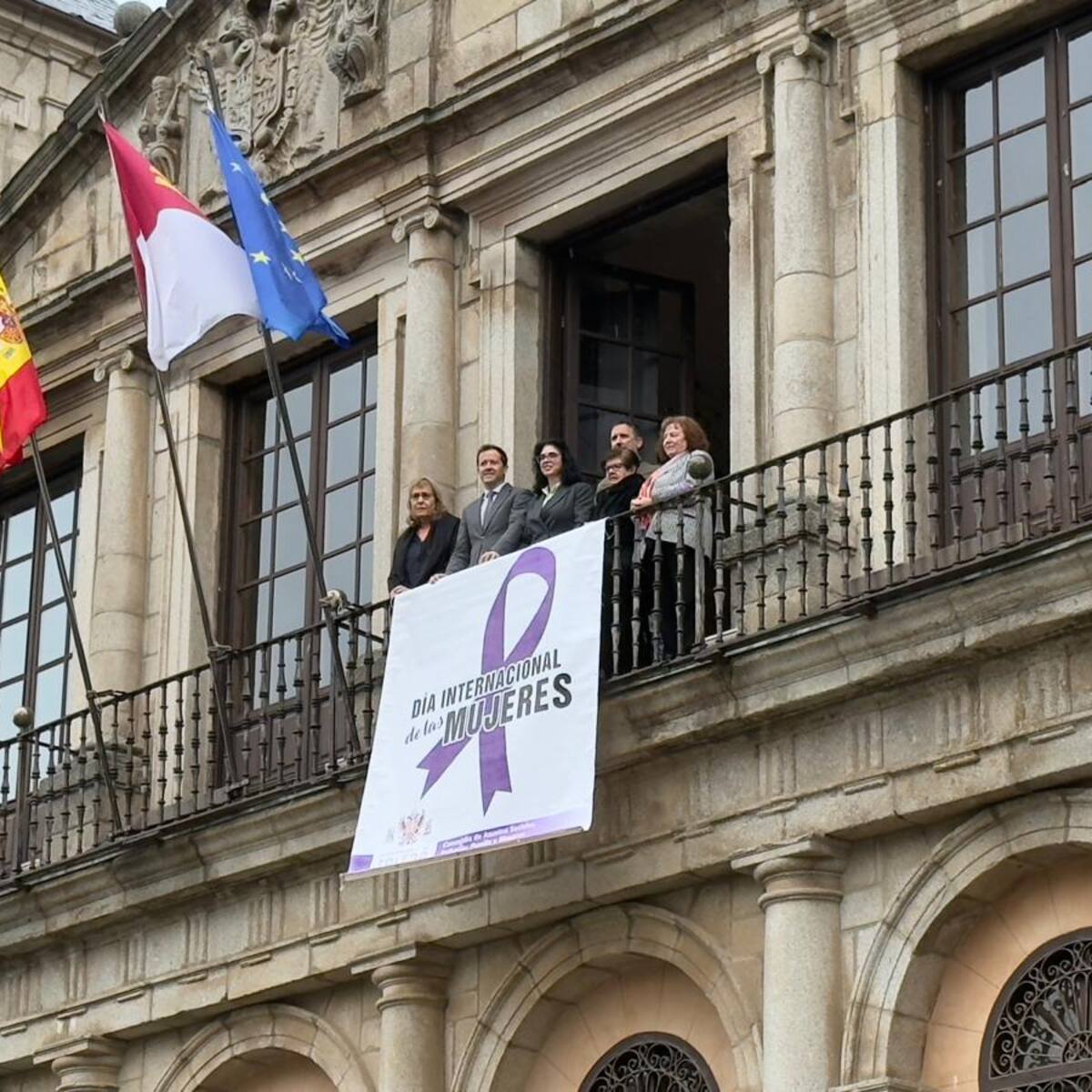 Sigue la división en torno al 8-M en Toledo: los concejales del PP, los únicos en el izado del lazo morado