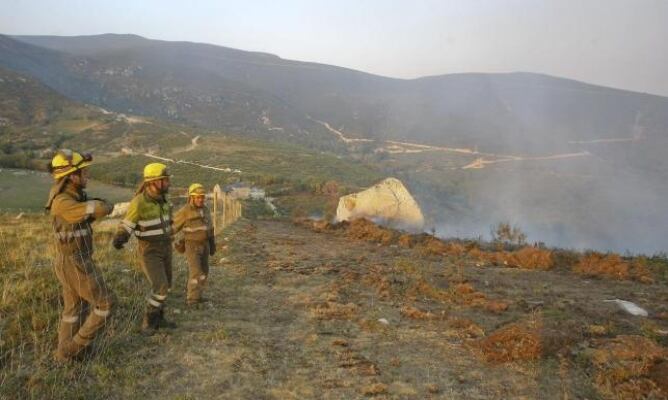 Miembros del cuerpo de bomberos trabajan en las labores de extinción del incendio declarado en Campo del Agua, en los Ancares leoneses, el pasado 17 de octubre.