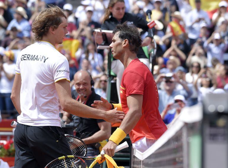 Nadal saluda a Zverev tras un partido de la Davis, este año