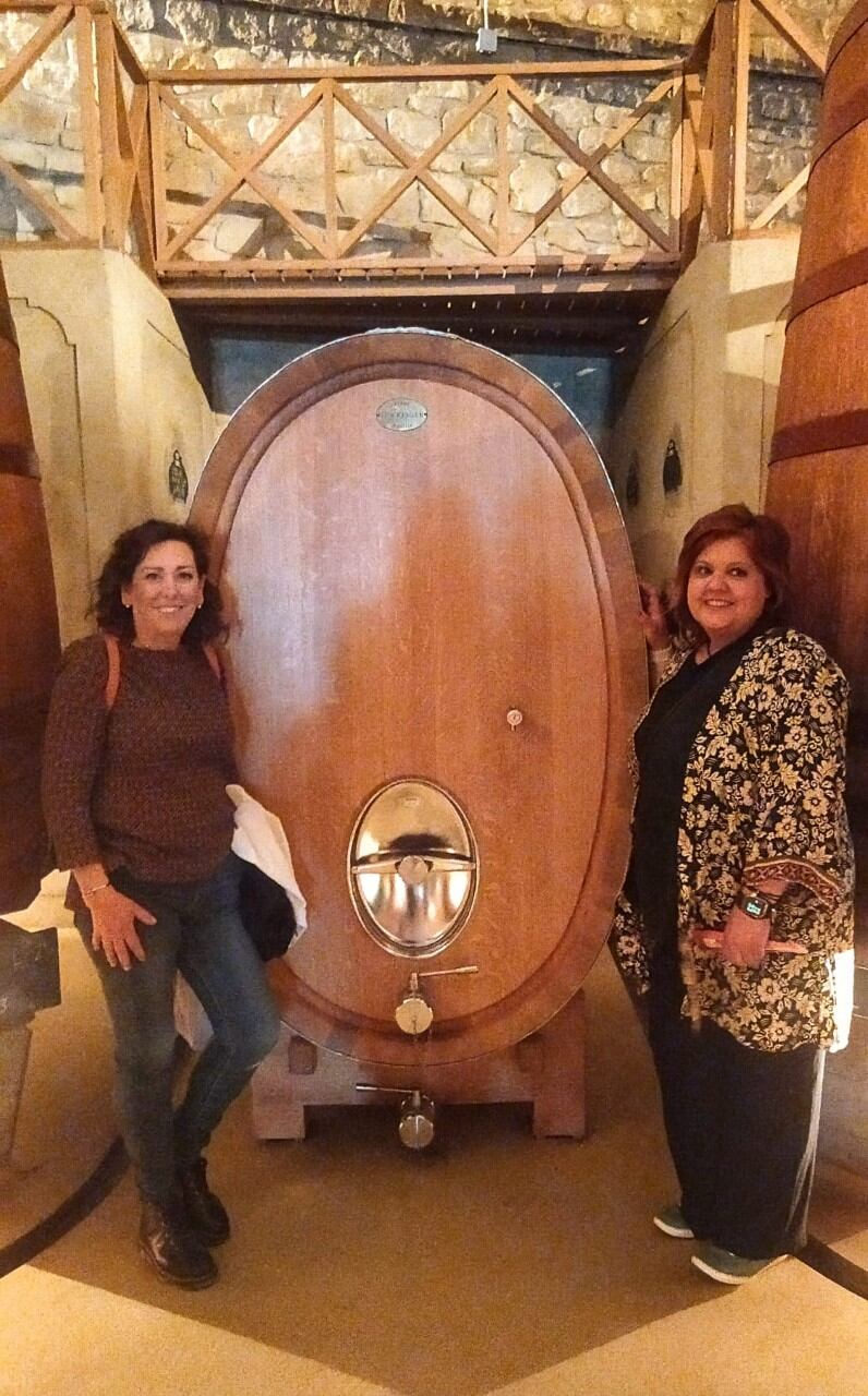 Mireia Alonso y Maite Gorrotxategi en la bodega CVNE