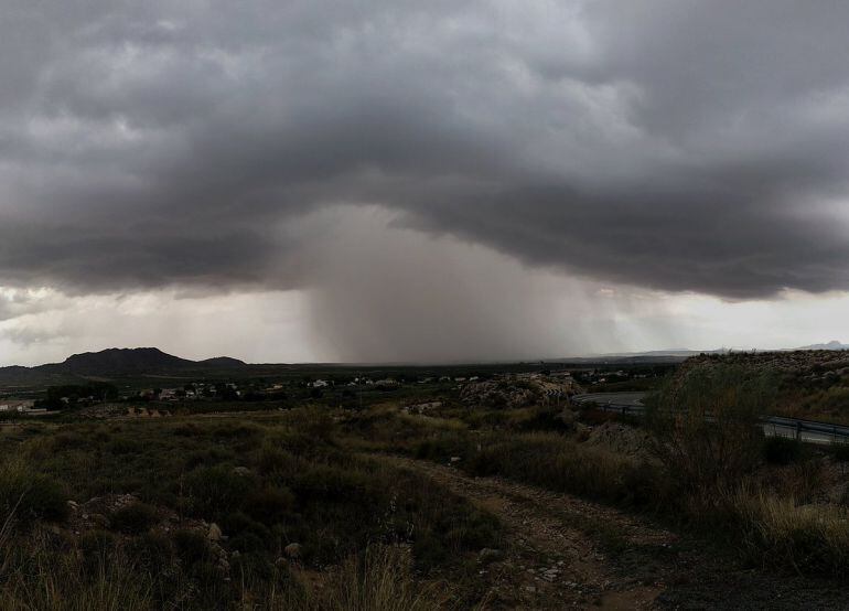 "Cortina de lluvia hacia Santiago de Mora (Tobarra), desde Cordovilla"