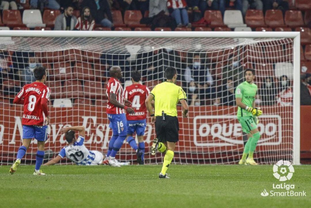 Los jugadores del Sporting lamentan uno de sus desajustes defensivos.