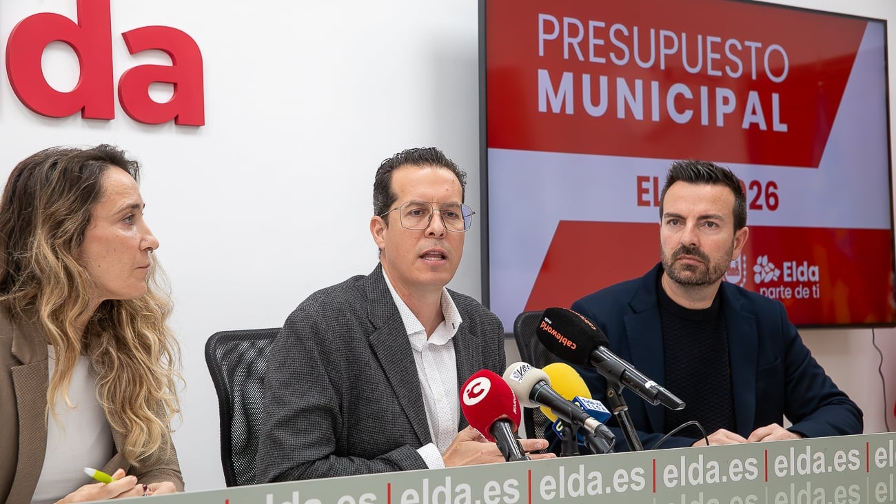 Cristina Rodríguez, portavoz adjunta de Elda para Todas; Rubén Alfaro, alcalde de Elda; y Fernando Gómez, concejal de Hacienda de Elda