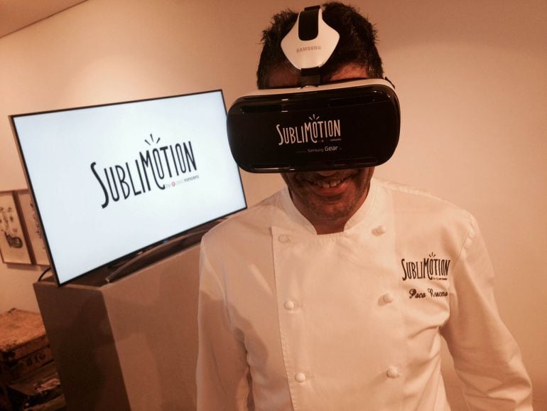 Paco Roncero, con las gafas Samsung Gear VR que ofrecerá los clientes de Sublimotion.