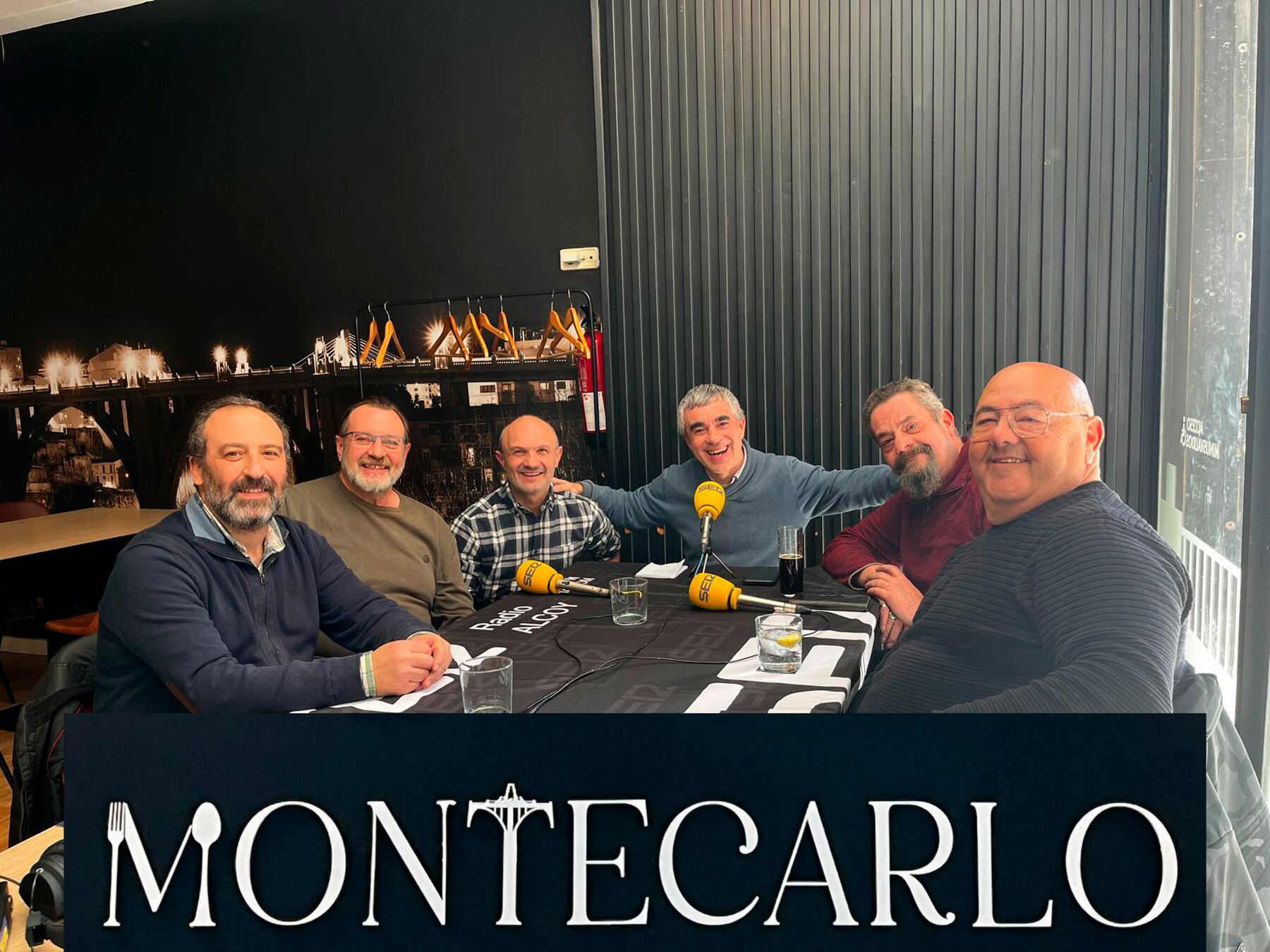 Varios representantes del sector de la artesanía festera de nuestra ciudad en el Salón Montecarlo