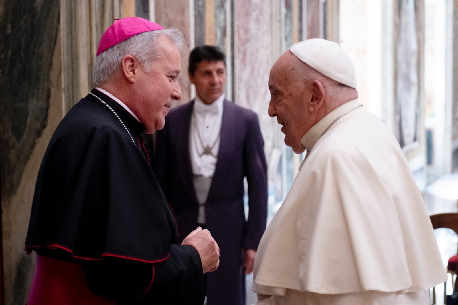 El arzobispo de Burgos, Mario Iceta, y el papa Francisco, en un encuentro en el Vaticano
