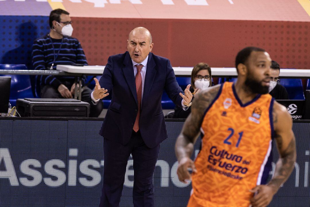 Jaume Ponsarnau, Head coach of Valencia Basket  gestures during the Turkish Airlines EuroLeague match between FC Barcelona and Valencia Basket at Palau Blaugrana on January 07, 2021 in Barcelona, Spain. AFP7 
 ONLY FOR USE IN SPAIN