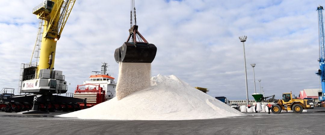 Terminales Marítimos de Galicia (TMGA) ha canalizado esta semana la descarga de 5.000 toneladas de sal en el puerto exterior