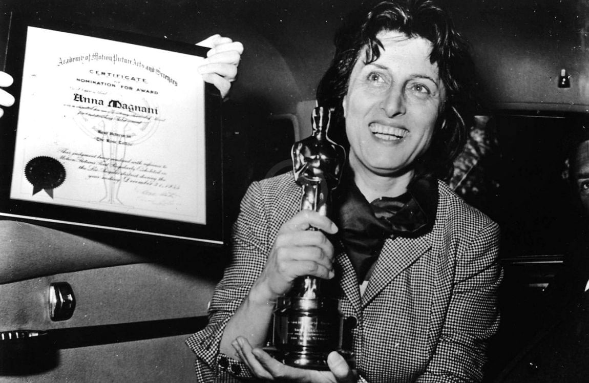 Anna Magnani con el Oscar que ganó por La rosa tatuada.