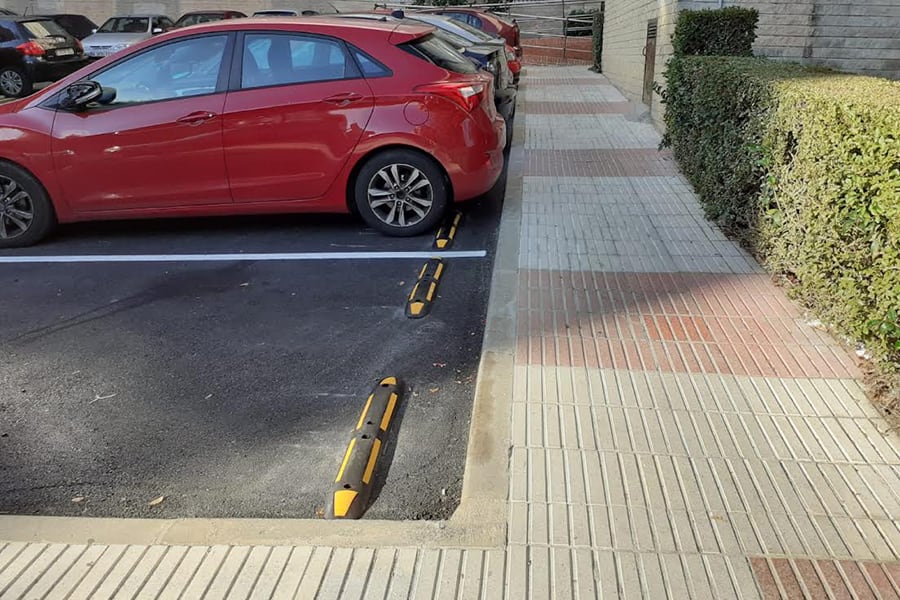 Vecinos por Algete propone topes de estacionamiento para que los coches no invadan las aceras