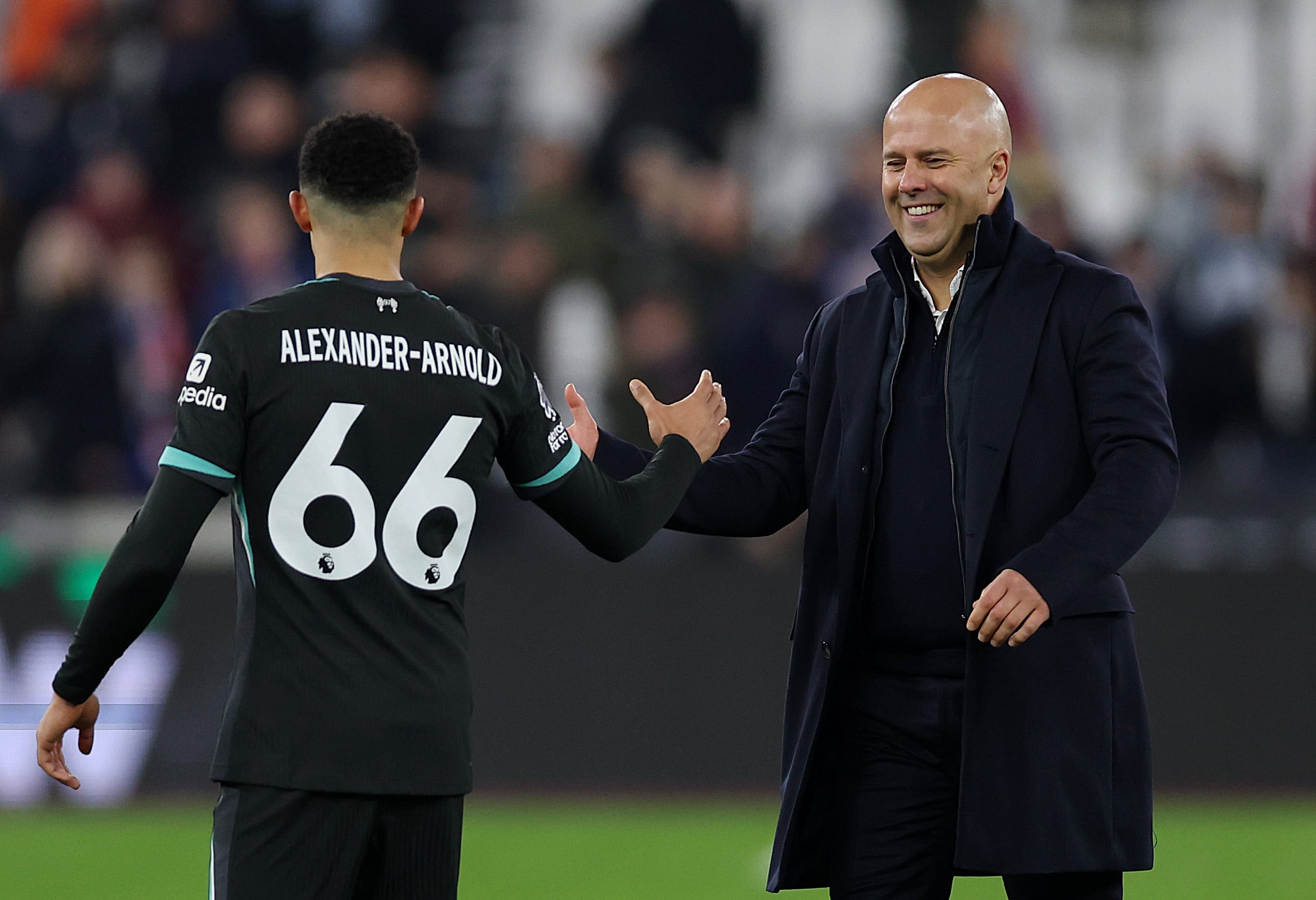 Arne Slot saluda a Trent Alexander-Arnold después de la victoria ante el West Ham United FC