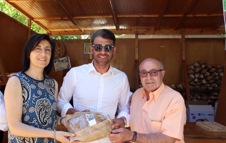 O ciclista Óscar Pereiro gabou as características e calidade do Pan de Cea durante o pregón co que se inaugurou a celebración