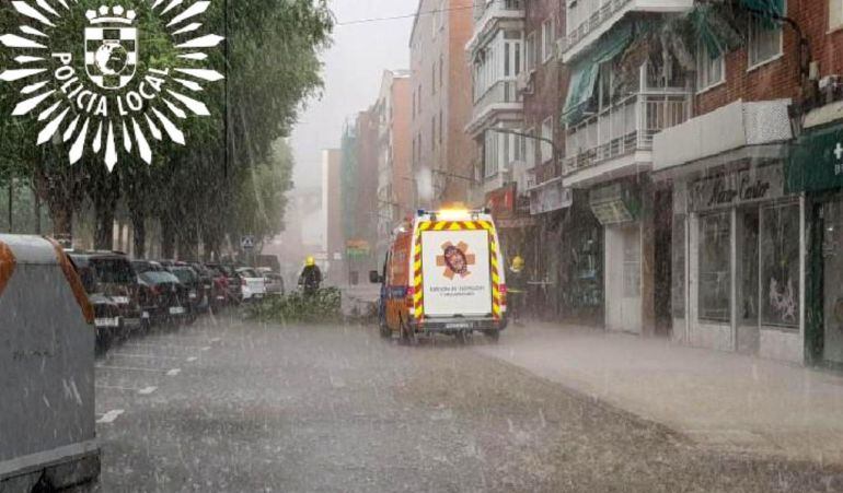 Los agentes tuvieron que emplearse a fondo durante toda la tarde para atender las llamadas de alerta por la lluvia