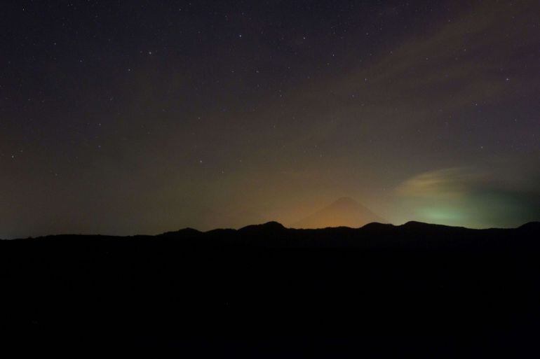 Foto de larga exposición de la cadena volcánica del Sur de Guatemala, vista desde la aldea Los Pocitos, Villa Canales, ubicada a unos 45 kilómetros de la Ciudad de Guatemala