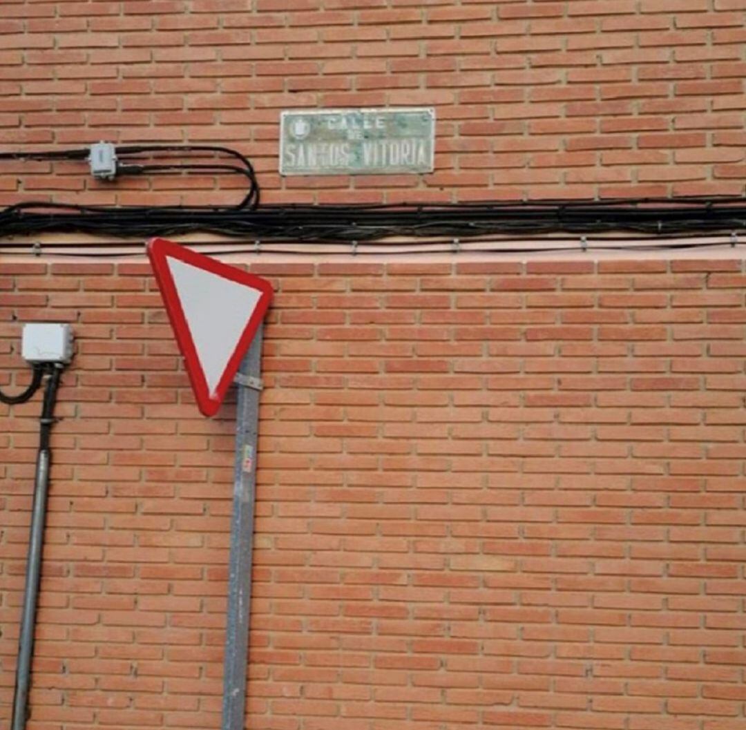 El PSOE pide que se cambien las placas de algunas calles por su deterioro