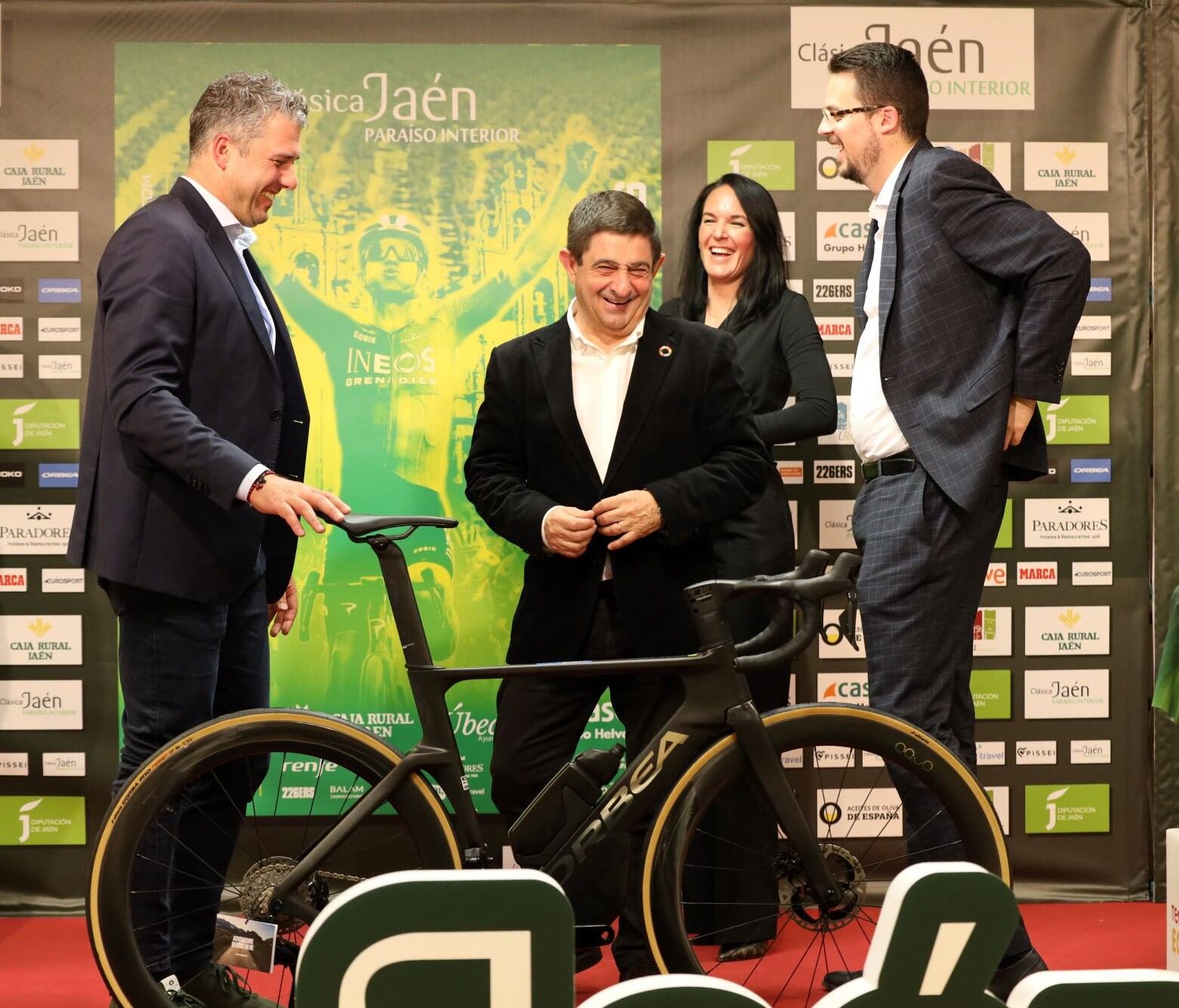 De izqda a dcha, el director de la prueba Pascual Momparler; el presidente de la Diputación de Jaén, Paco Reyes, y el diputado de Promoción y Turismo, Francisco Javier Lozano.