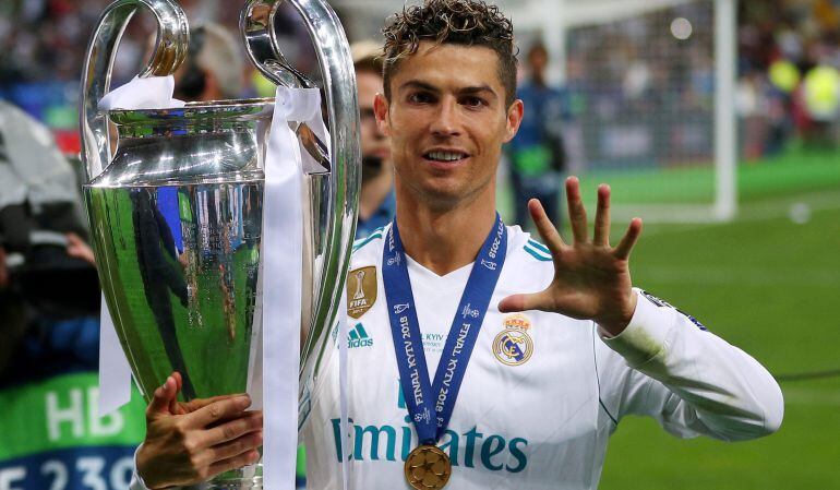 Cristiano muestra ante la cámara que tiene cinco Champions League