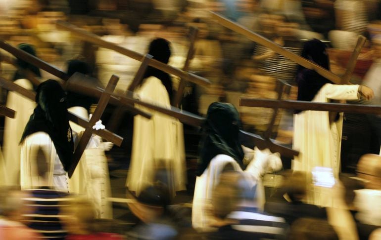 Penitentes de hermandad de la Macarena a la salida de la Basilica para iniciar su procesión en la celebración de la Madrugá sevillana, una noche con seis cofradías recorriendo el centro de la ciudad. 