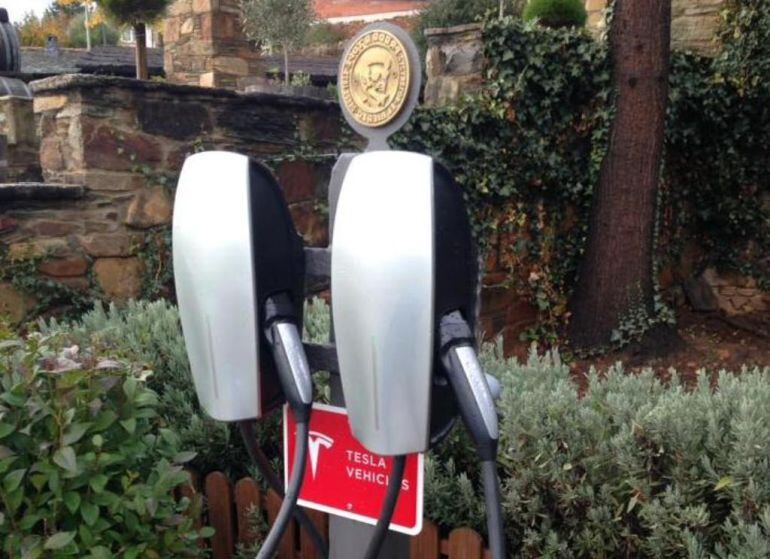 Puntos de recarga para coches eléctricos instalados en el Palacio de Canedo