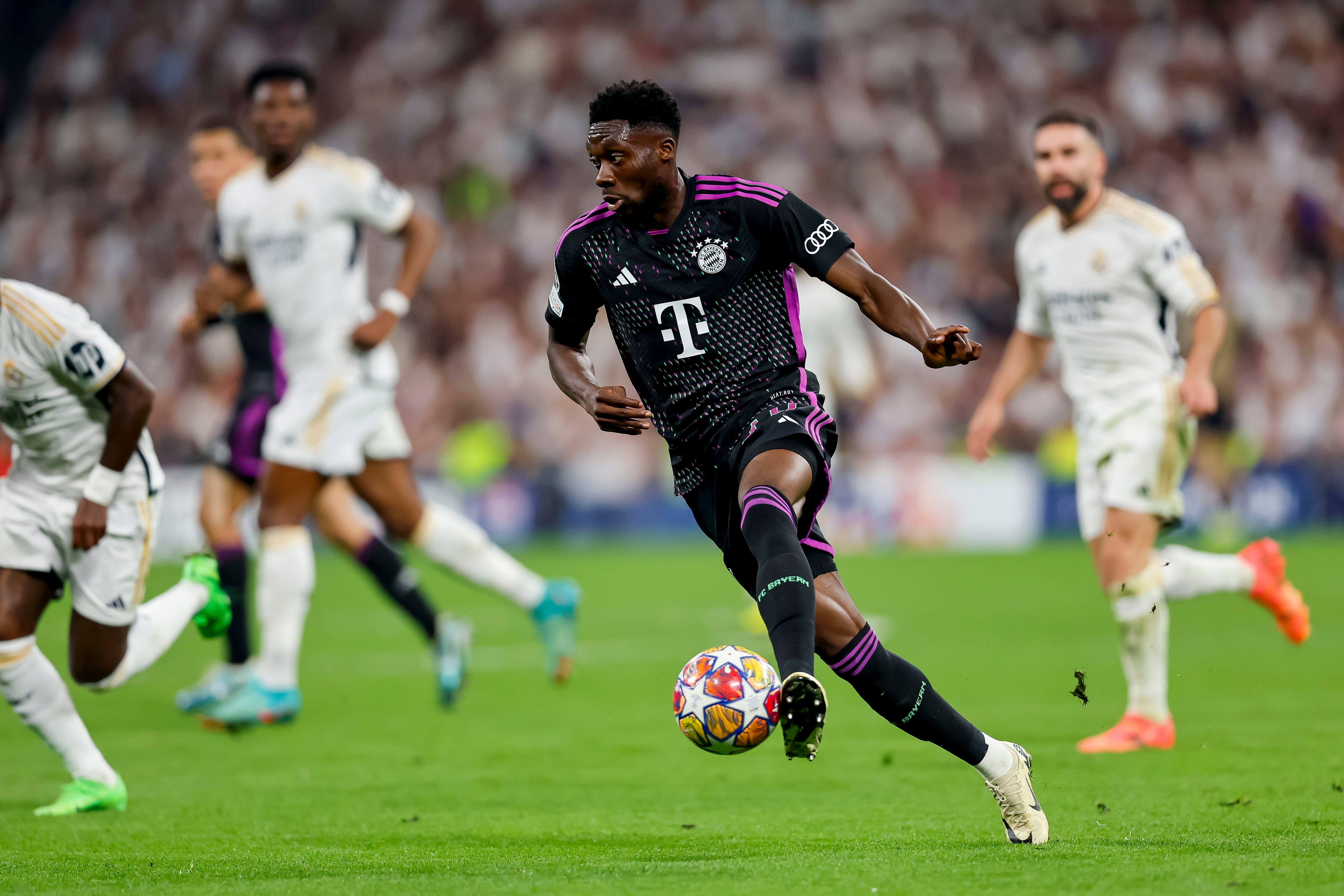 Alphonso Davies durante las semifinales del Real Madrid y FC Bayern Múnich de la UEFA Champions League