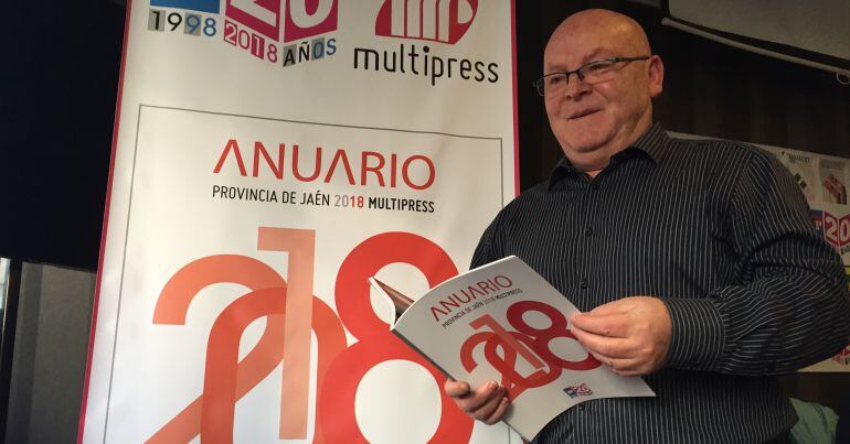 El director de Multipress, Antonio Martínez, con el 20º Anuario en sus manos.