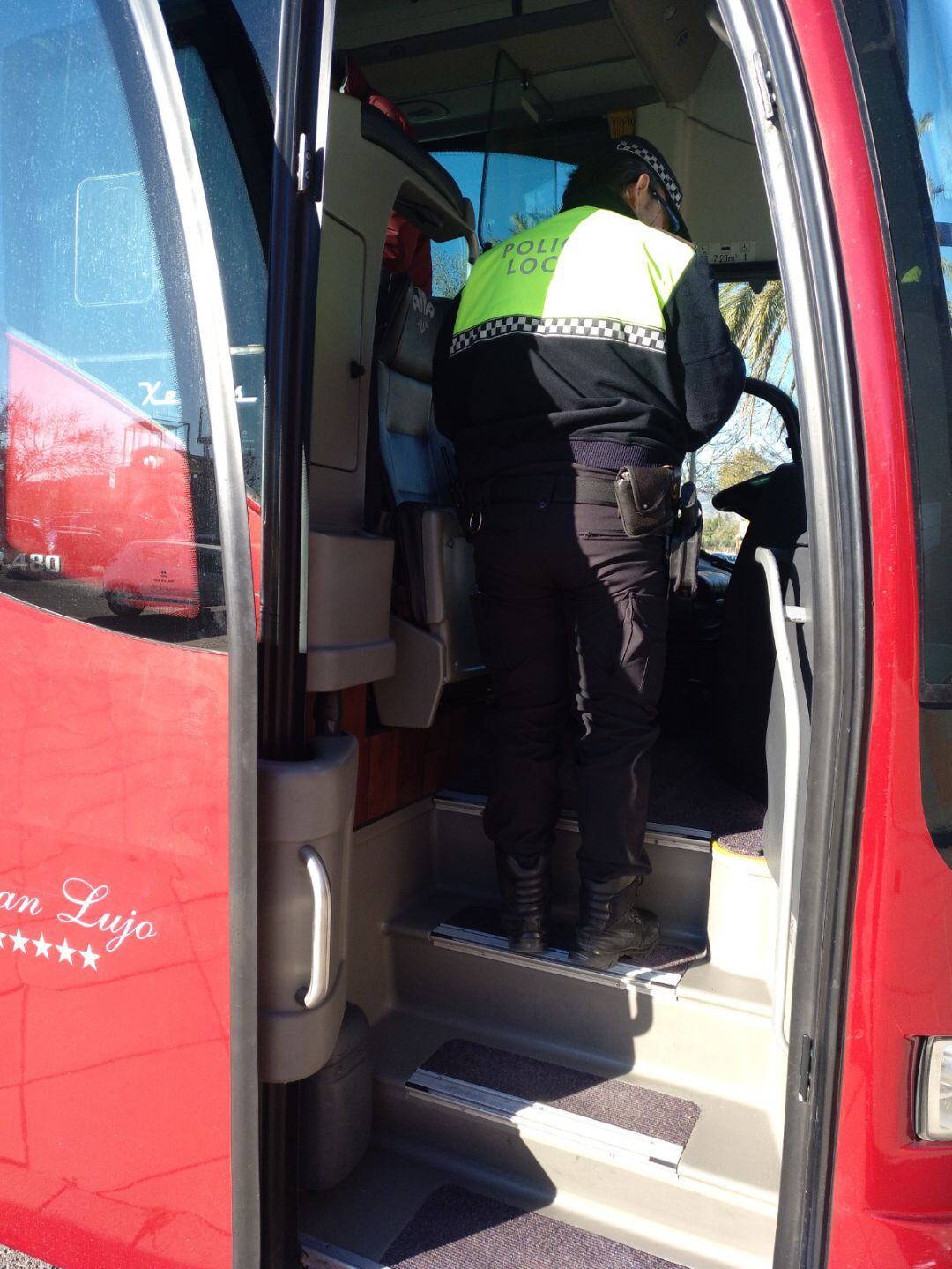 La Policía Local de Elda ha inmovilizado el autobús