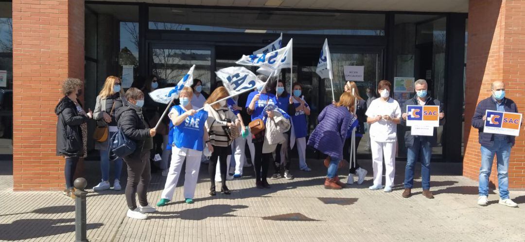 La concentración a las puertas del Hospital del Bierzo