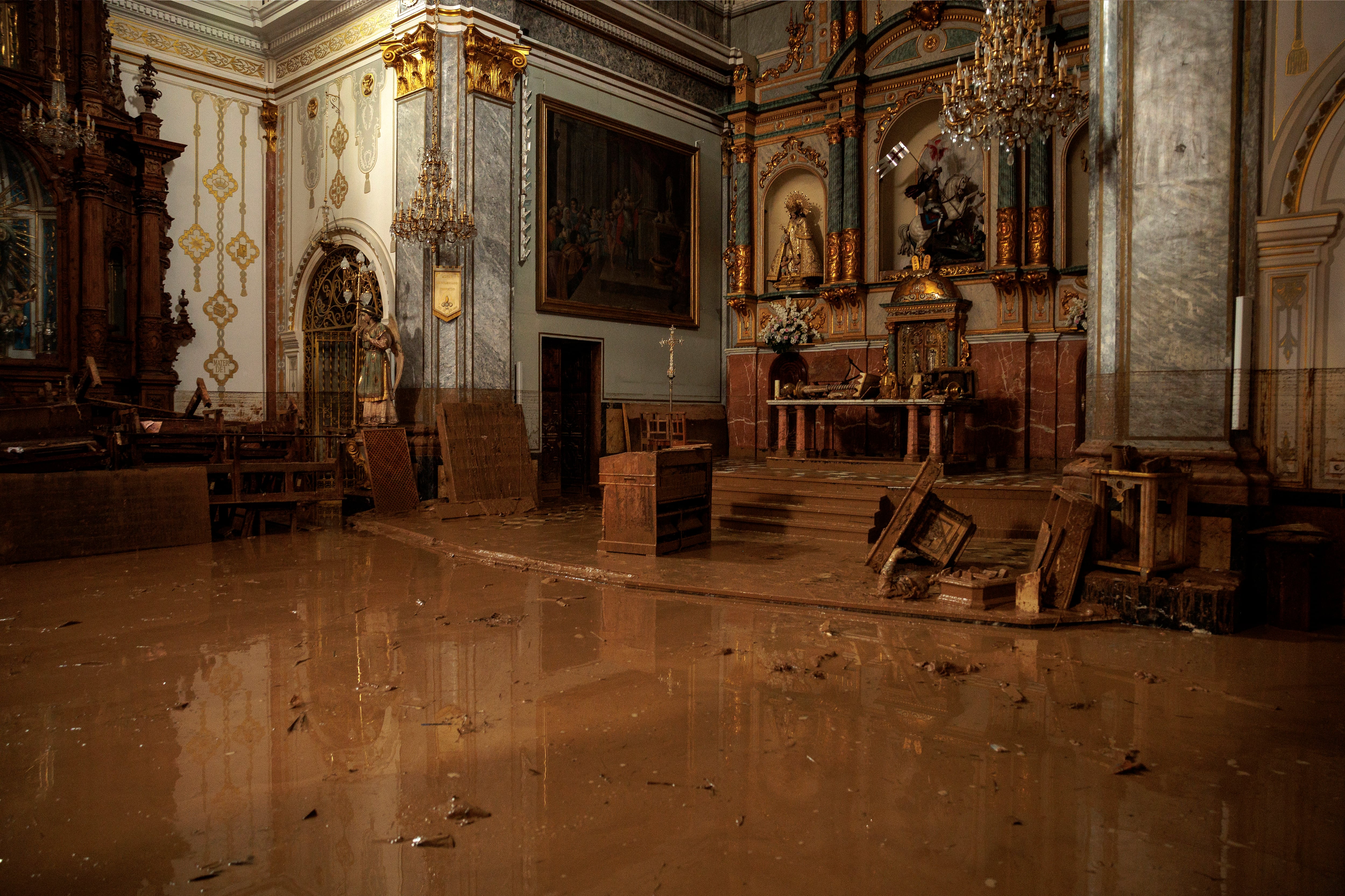 Vista del interior de la iglesia en Paiporta tras el paso de la DANA el 29 de octubre.