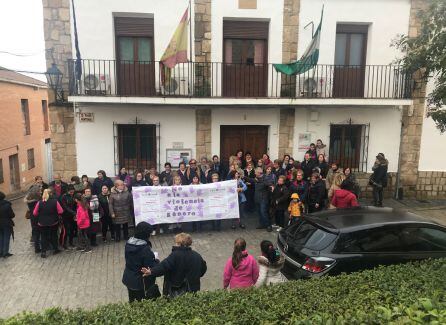 Gran concentracion en Santo Tome a las puertas del ayuntamiento