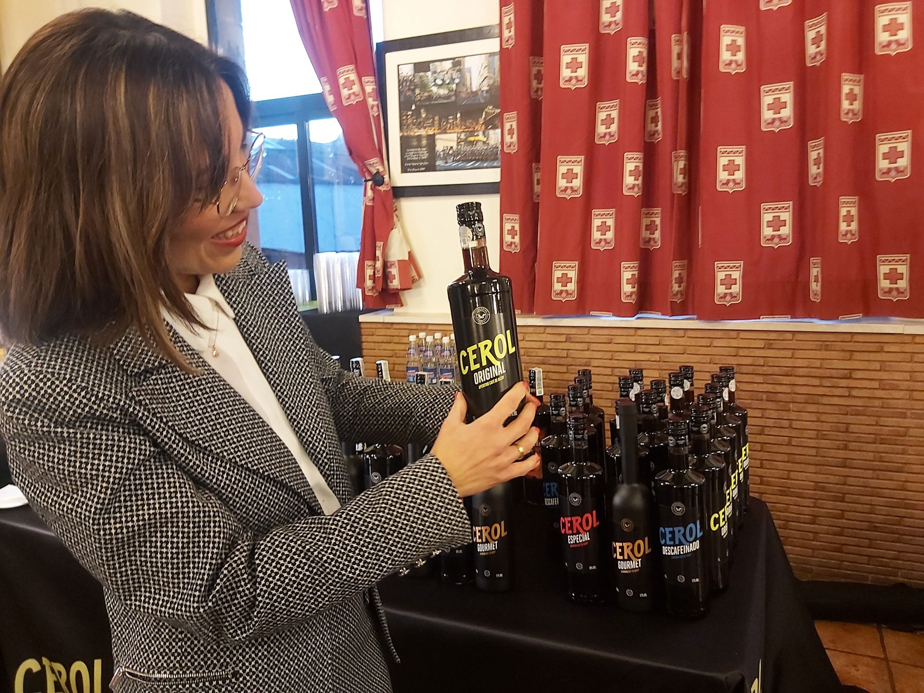 Calatayud muestra una de las botellas de Cerol con la nueva imagen