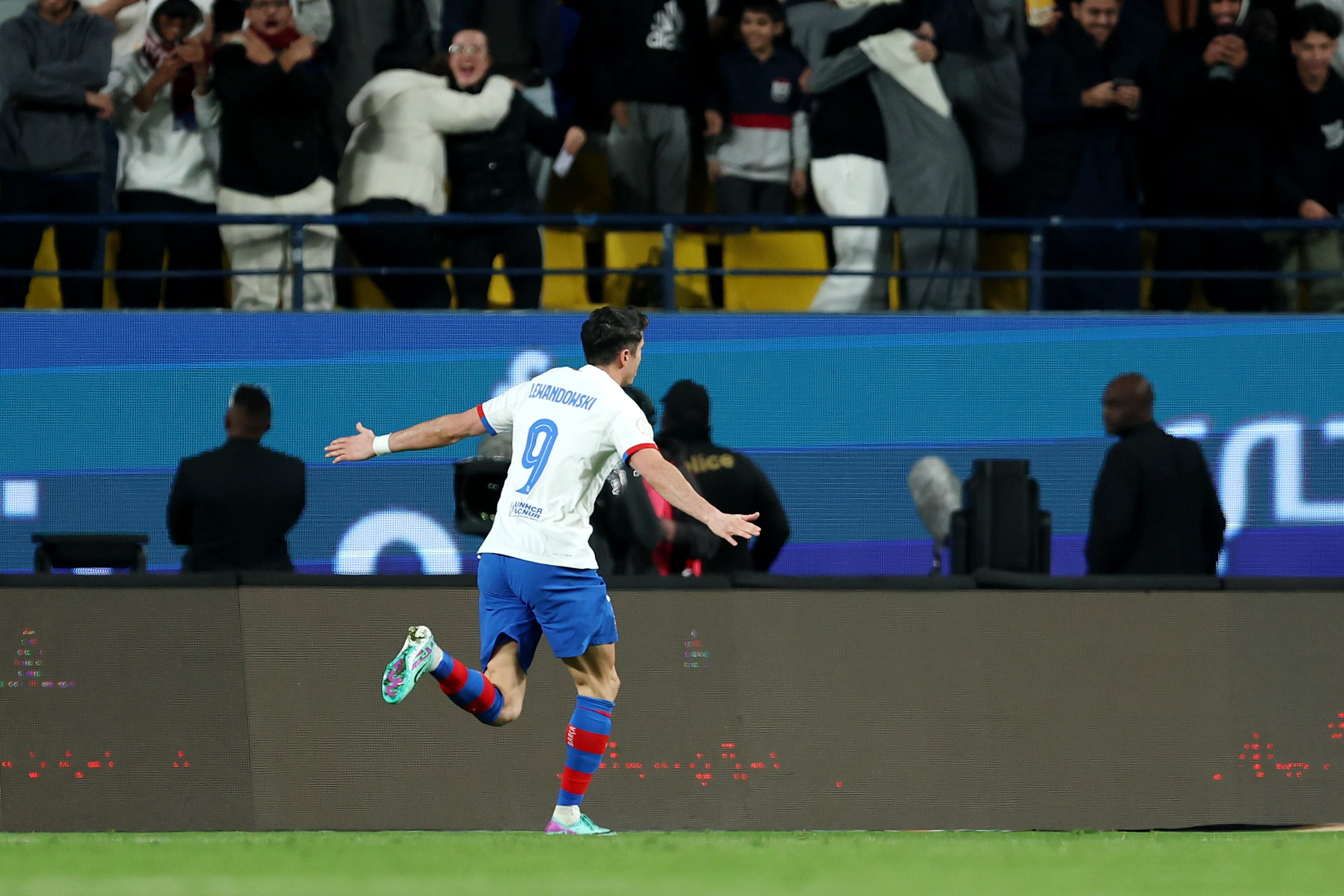 RIYADH, SAUDI ARABIA - JANUARY 11: Robert Lewandowski of FC Barcelona celebrates scoring his team&#039;s first goal during the Super Copa de Espana Semi-Final match between FC Barcelona and CA Osasuna at Al-Awwal Park on January 11, 2024 in Riyadh, Saudi Arabia. (Photo by Yasser Bakhsh/Getty Images)