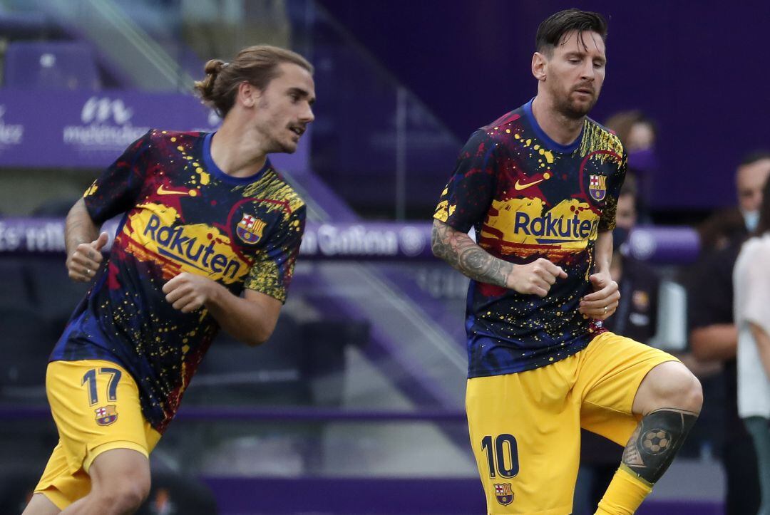 Griezmann y Messi calientan antes del partido contra el Valladolid