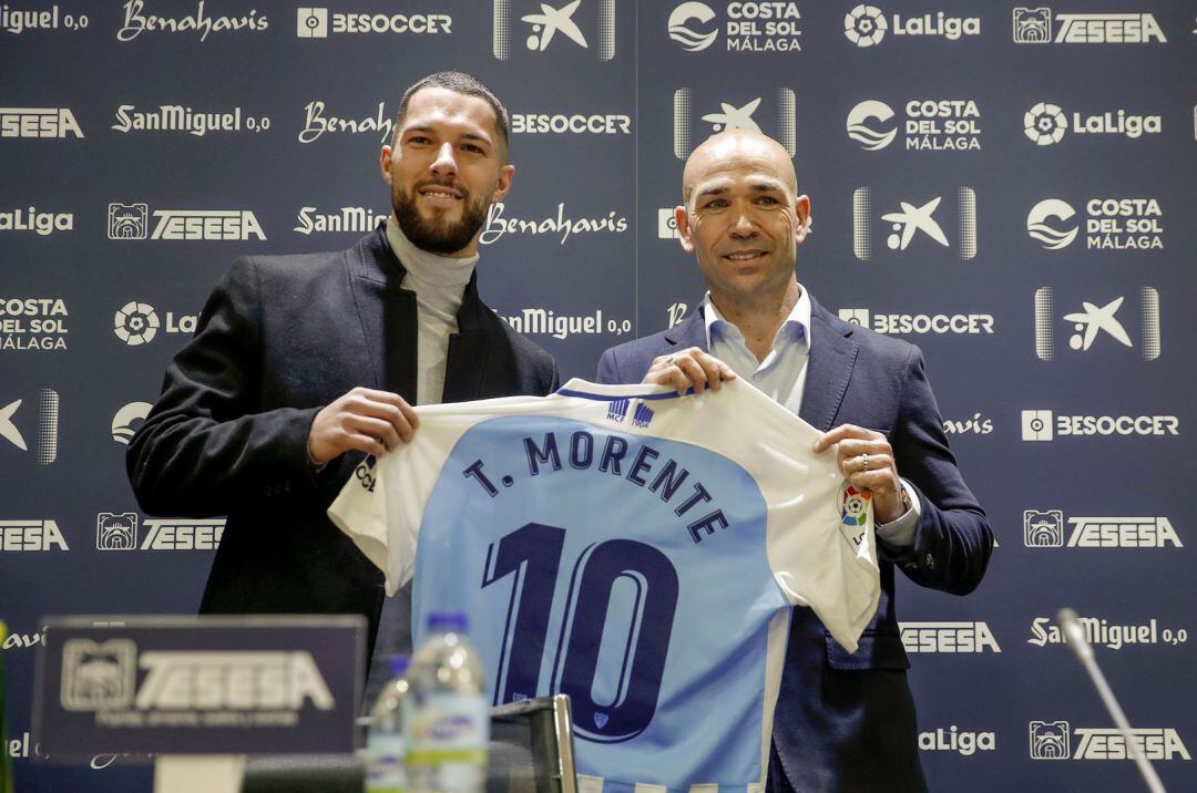 El nuevo jugador del Málaga, Tete, posa junto al director deportivo Manolo Gaspar