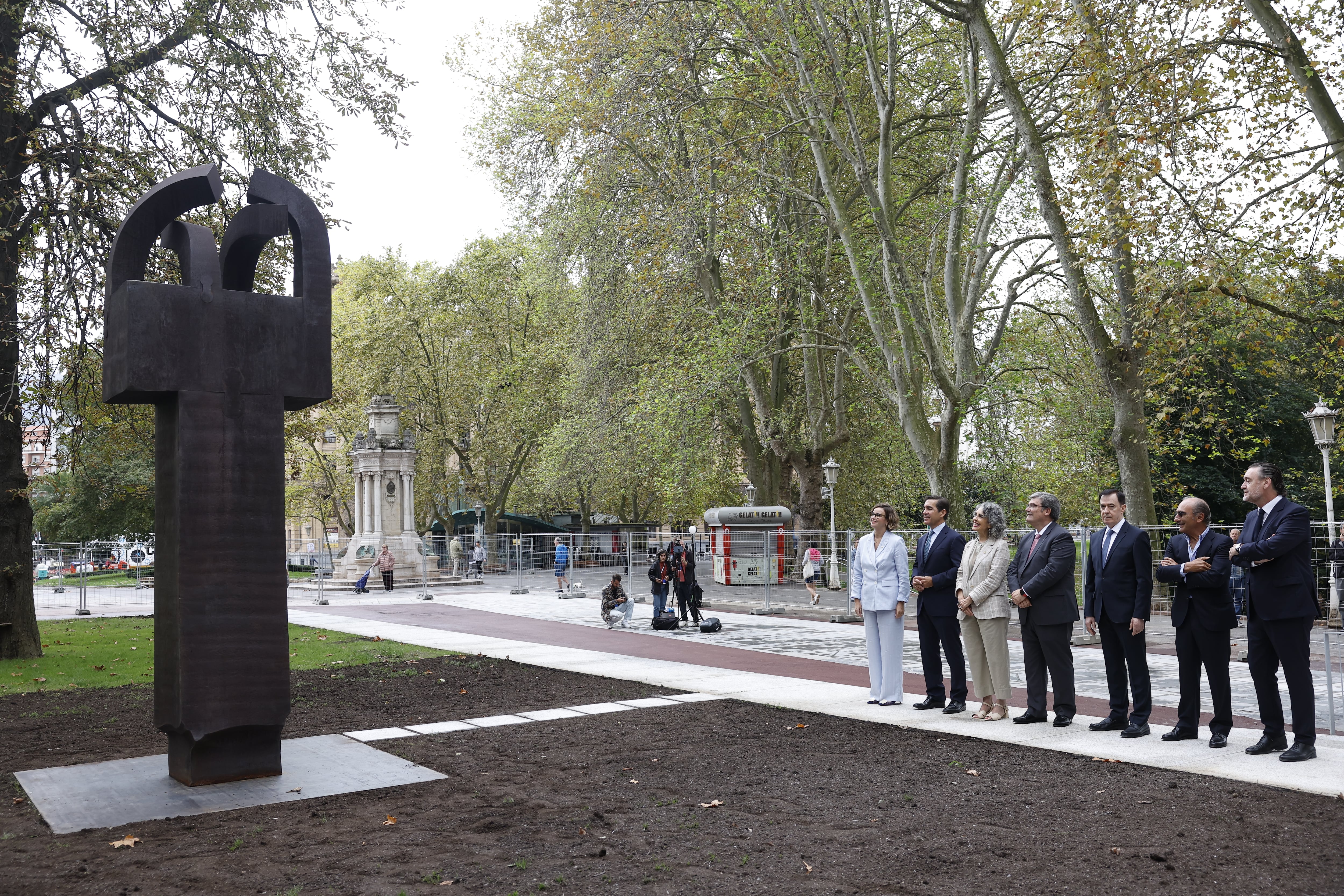 BILBAO, 12/09/2025.-La escultura de Eduardo Chillida &quot;Elogio del hierro III&quot; ha vuelto este viernes al Museo Bellas Artes de Bilbao tras su préstamo al Museo Chillida durante las obras del centro bilbaíno, en un acto que ha contado con la presencia del presidente del BBVA, Carlos Torres (2i), el alcalde de Bilbao, Juan Mari Aburto (c), entre otras autoridades. EFE/ Miguel Toña
