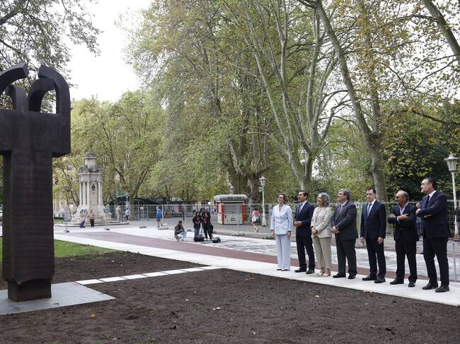 BILBAO, 12/09/2025.-La escultura de Eduardo Chillida "Elogio del hierro III" ha vuelto este viernes al Museo Bellas Artes de Bilbao tras su préstamo al Museo Chillida durante las obras del centro bilbaíno, en un acto que ha contado con la presencia del presidente del BBVA, Carlos Torres (2i), el alcalde de Bilbao, Juan Mari Aburto (c), entre otras autoridades. EFE/ Miguel Toña