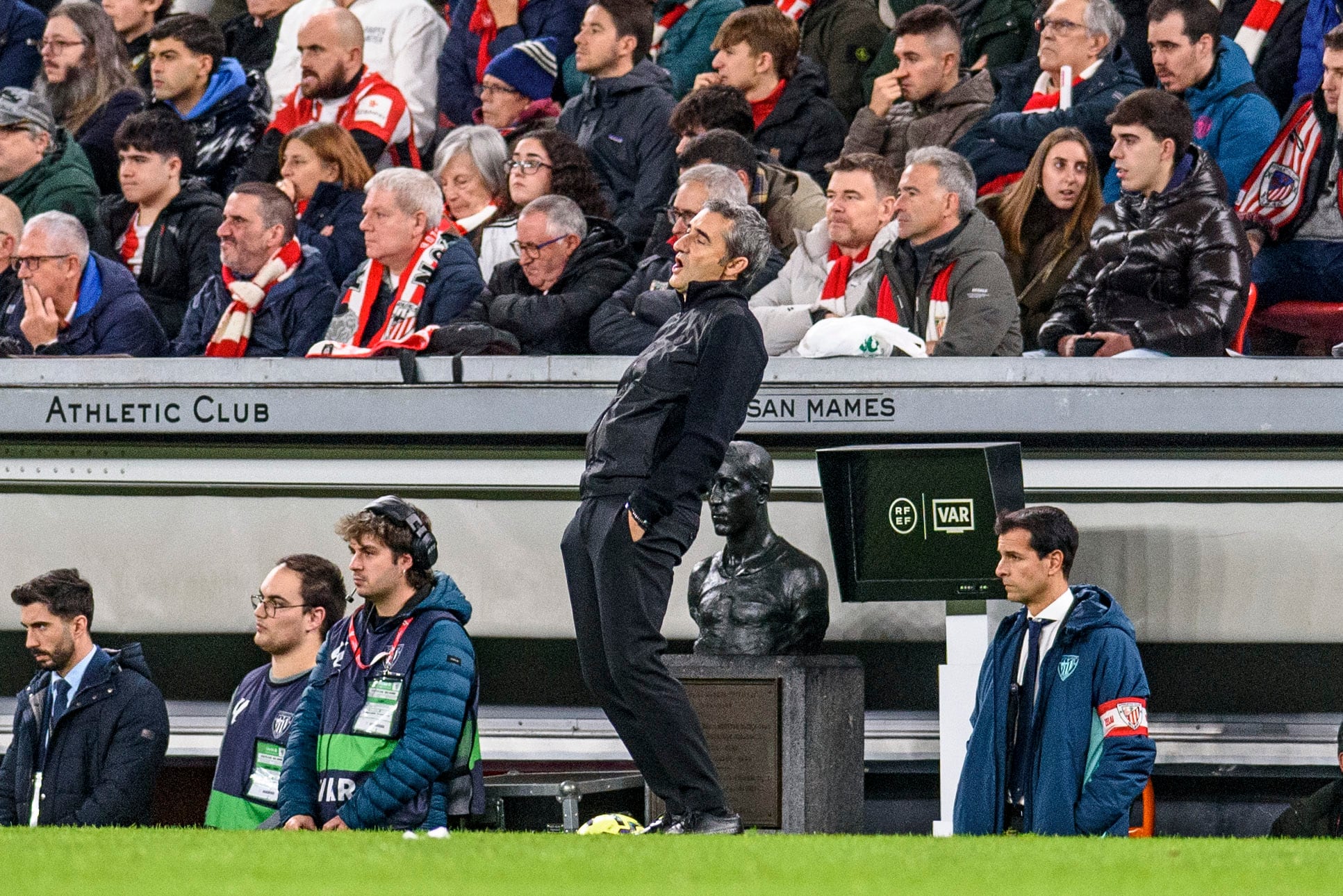 BILBAO, 03/12/2025.- El técnico del Athletic, Ernesto Valverde, durante el partido de la jornada 19 de LaLiga EA Sports entre el Athletic Club y el Real Madrid, disputado este miércoles en el estadio de San Mamés en Bilbao. EFE/Javier Zorrilla