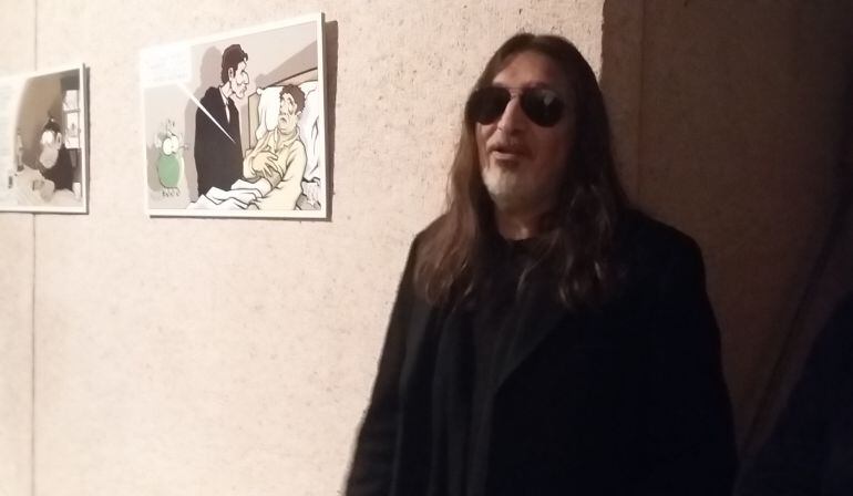 Lolo junto a una de sus tiras cómicas