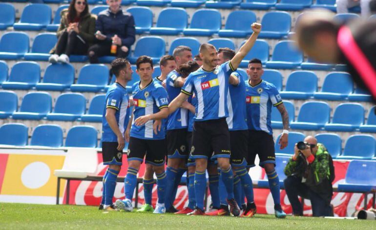 Los jugadores del Hércules celebran el gol de Moha