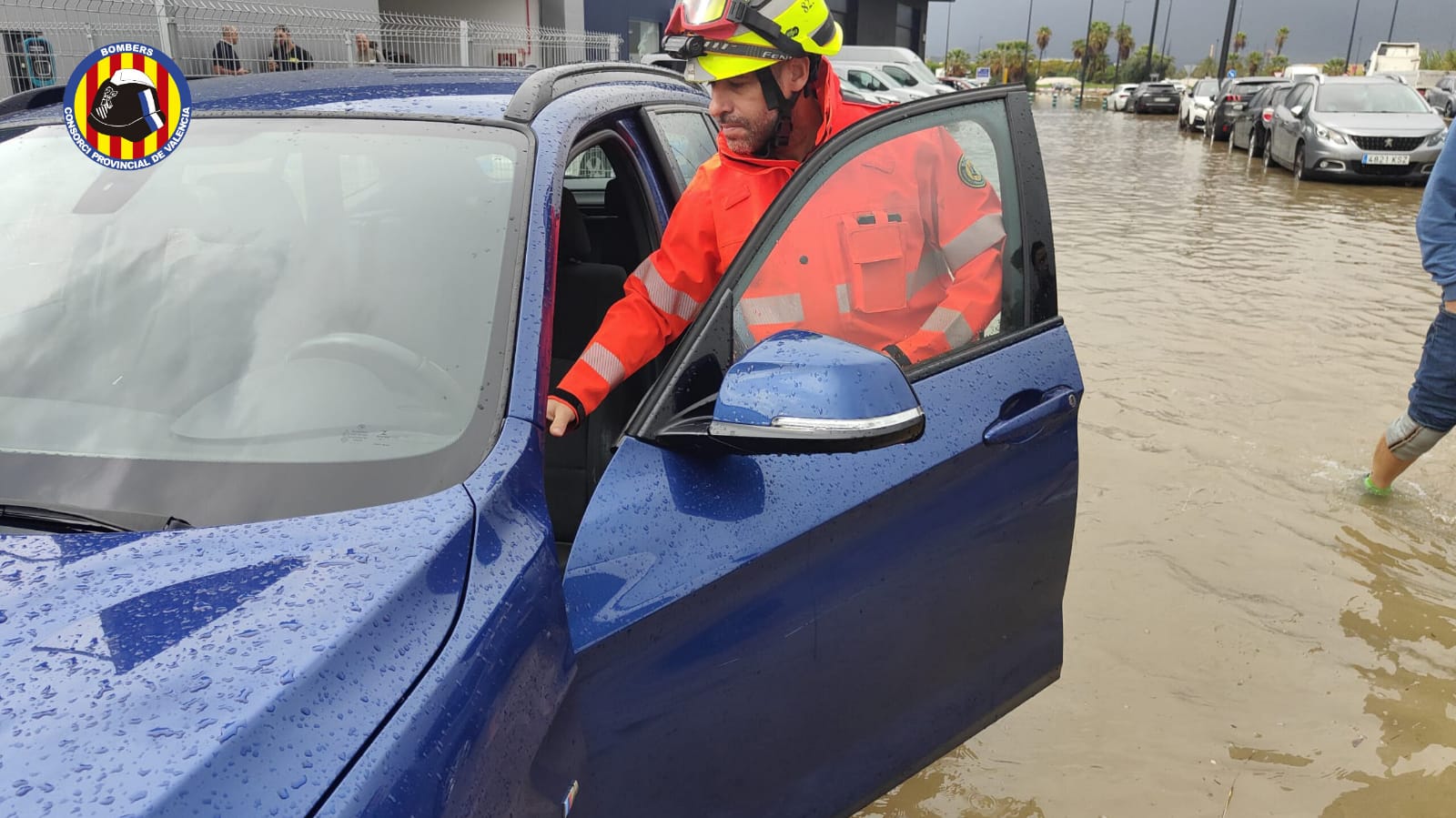 Un bombero del Consorcio Provincial trata de sacar un coche atrapado en una zona inundada en la Safor