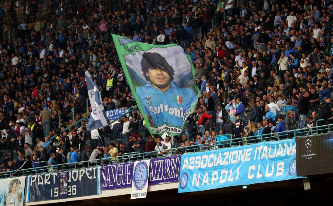 La hinchada del Nápoles, en un encuentro de la Europa League.