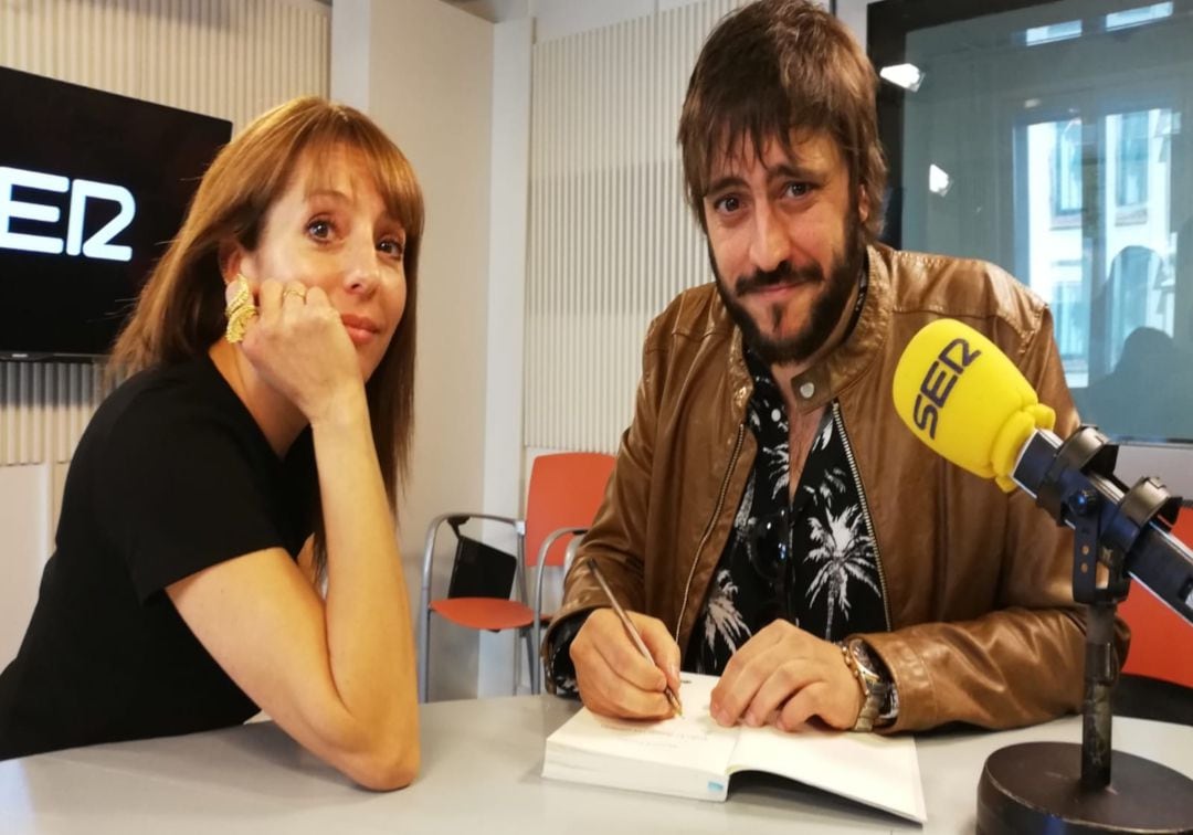 Macarena Berlín junto al periodista y escritor, Manuel de Lorenzo.