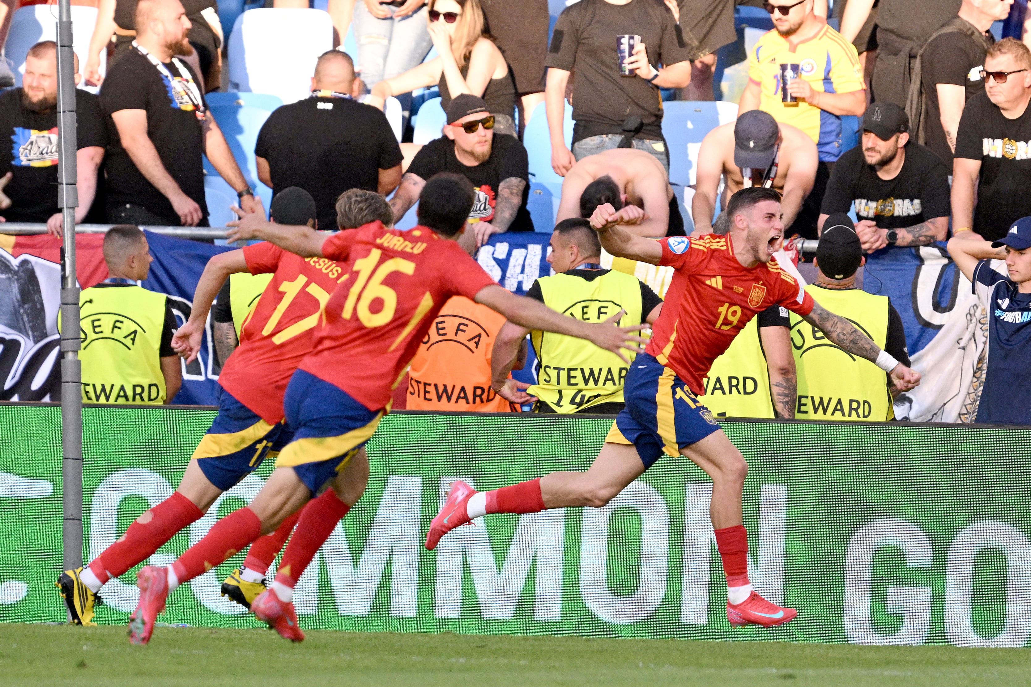 España Sub-21 celebra el gol de la remontada de Roberto Fernández contra Rumanía