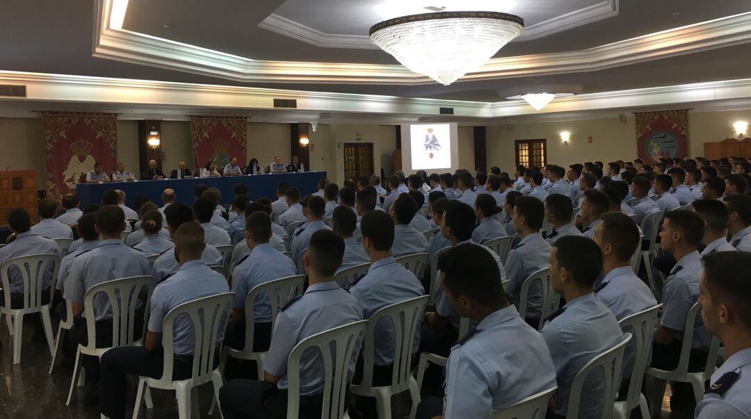 La ministra de Defensa, Margarita Robles, durante su visita a la Academa General del Aire de San Javier