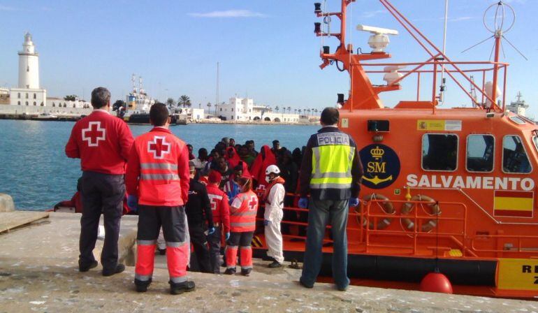 Salvamento Marítimo rescatando a los inmigrantes hasta el puerto de Málaga