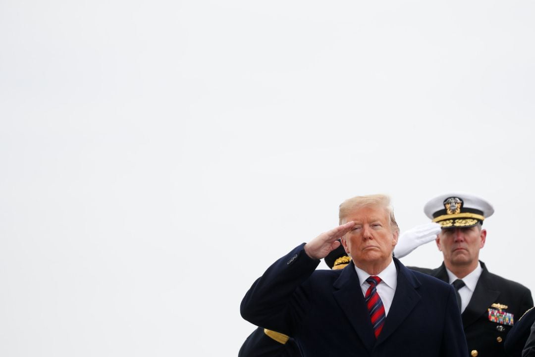 Donald Trump hace el saludo militar en una ceremonia