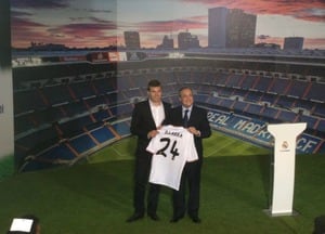 Asier Illarramendi y Florentino Pérez posan con la nueva camiseta del jugador vasco en la presentación en el Bernabéu